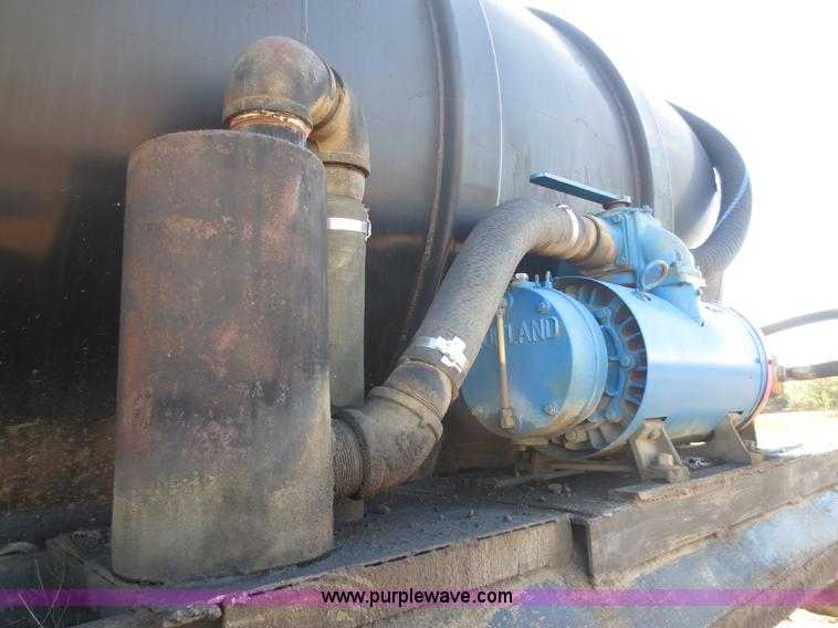 image for item F8016 1982 M.d. 140 barrel vacuum trailer