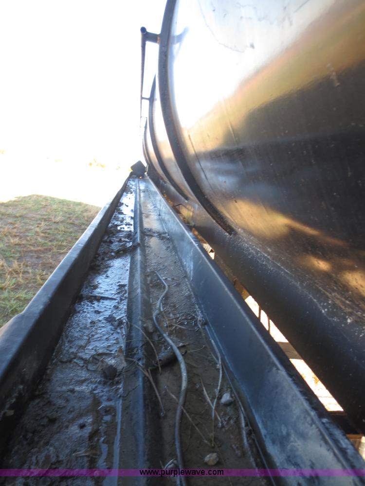 image for item F8016 1982 M.d. 140 barrel vacuum trailer