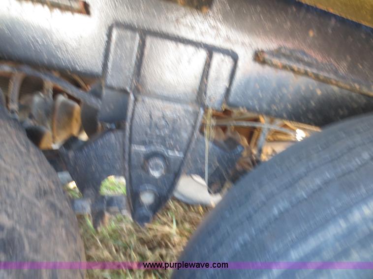 image for item F8016 1982 M.d. 140 barrel vacuum trailer