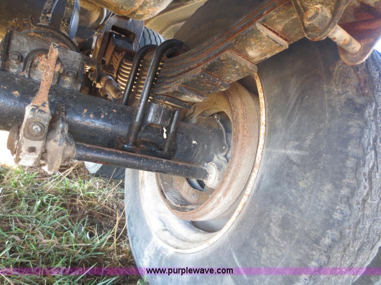 image for item F8016 1982 M.d. 140 barrel vacuum trailer