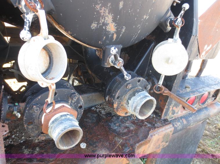 image for item F8016 1982 M.d. 140 barrel vacuum trailer