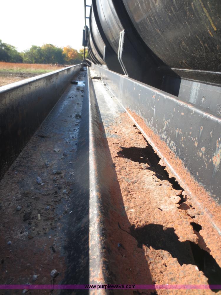 image for item F8016 1982 M.d. 140 barrel vacuum trailer