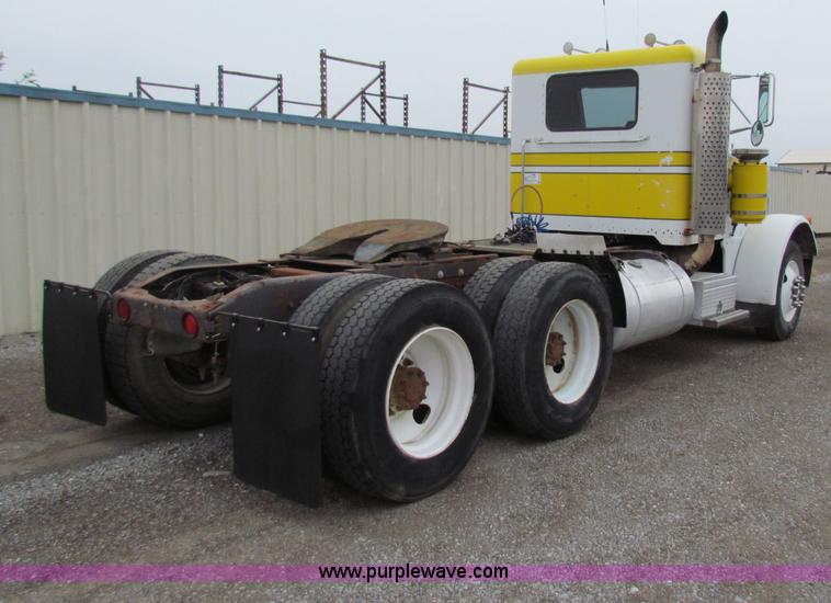 image for item G4336 1989 Peterbilt 379 semi truck