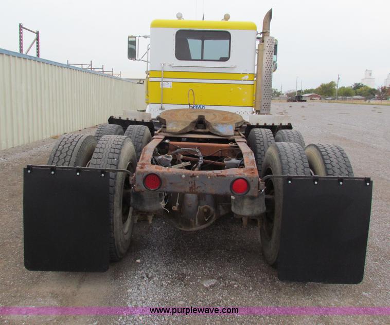 image for item G4336 1989 Peterbilt 379 semi truck