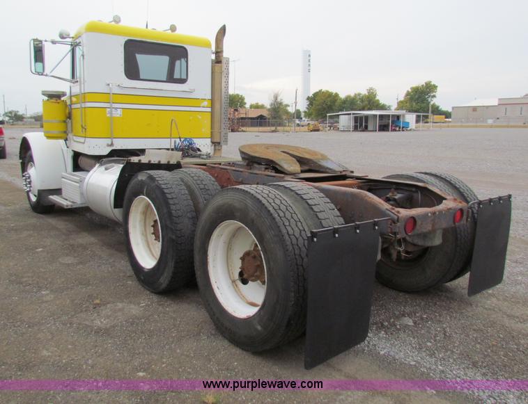 image for item G4336 1989 Peterbilt 379 semi truck