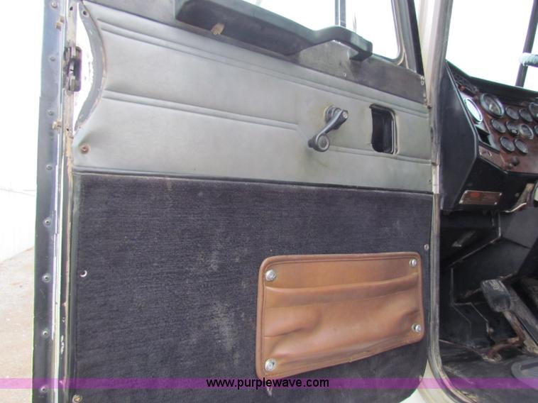 image for item G4336 1989 Peterbilt 379 semi truck