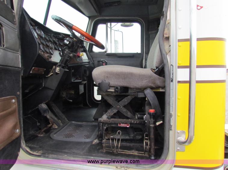 image for item G4336 1989 Peterbilt 379 semi truck