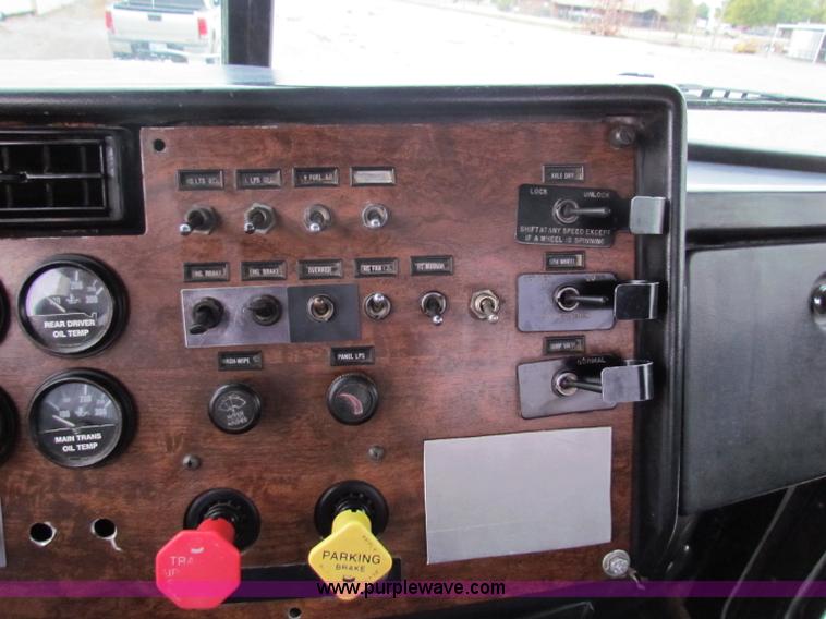 image for item G4336 1989 Peterbilt 379 semi truck