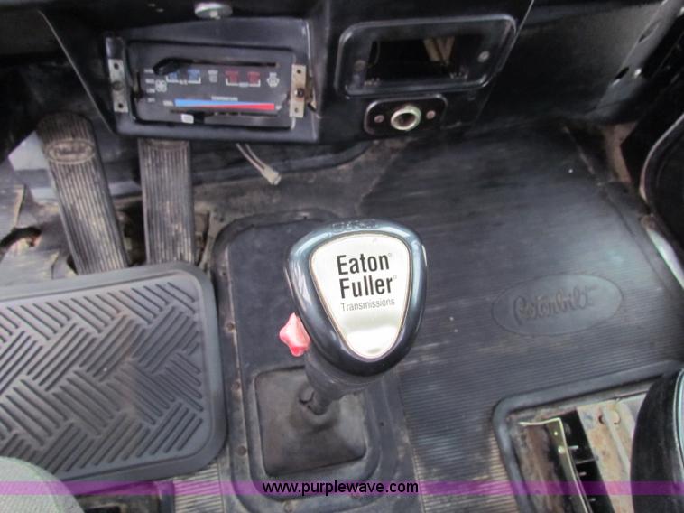 image for item G4336 1989 Peterbilt 379 semi truck