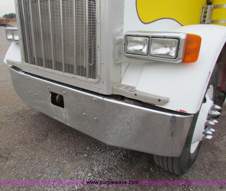 image for item G4336 1989 Peterbilt 379 semi truck