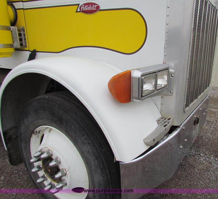 image for item G4336 1989 Peterbilt 379 semi truck