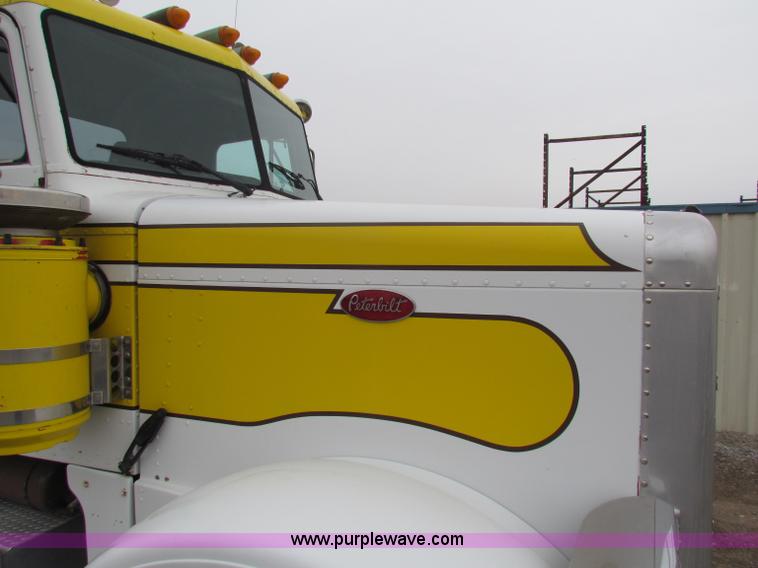 image for item G4336 1989 Peterbilt 379 semi truck