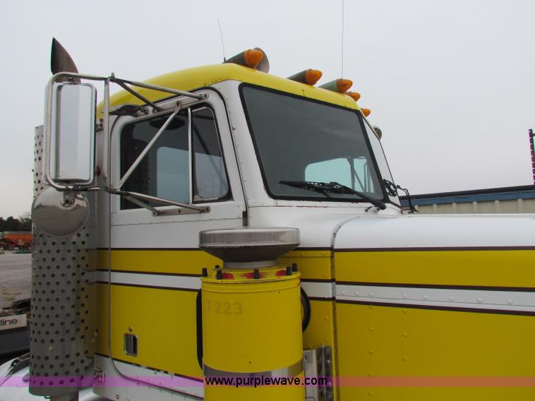 image for item G4336 1989 Peterbilt 379 semi truck