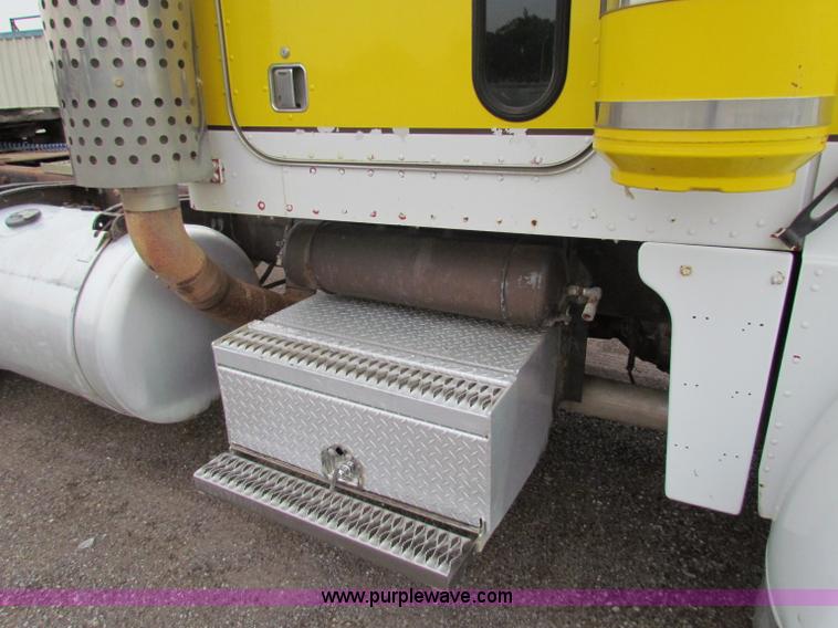 image for item G4336 1989 Peterbilt 379 semi truck