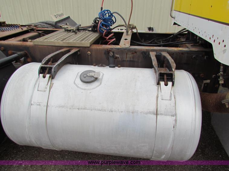 image for item G4336 1989 Peterbilt 379 semi truck