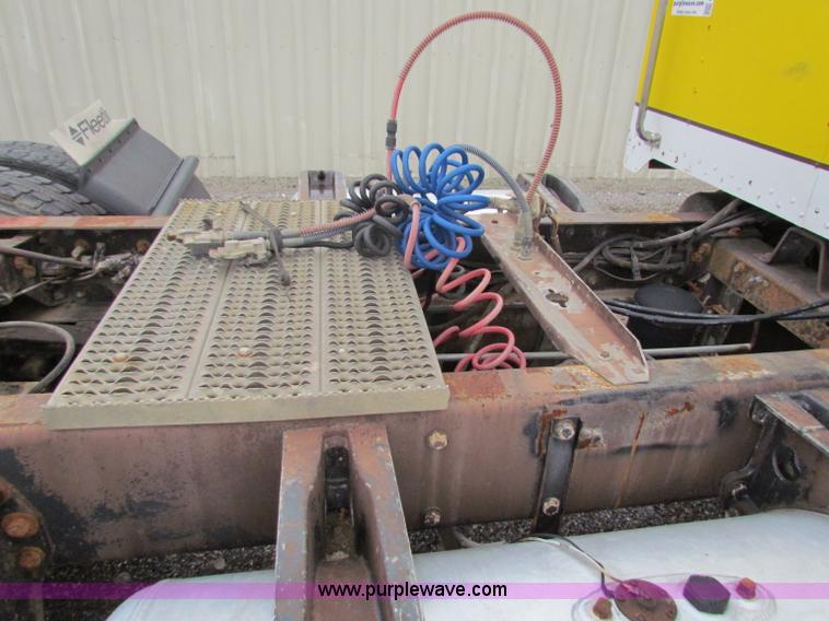 image for item G4336 1989 Peterbilt 379 semi truck