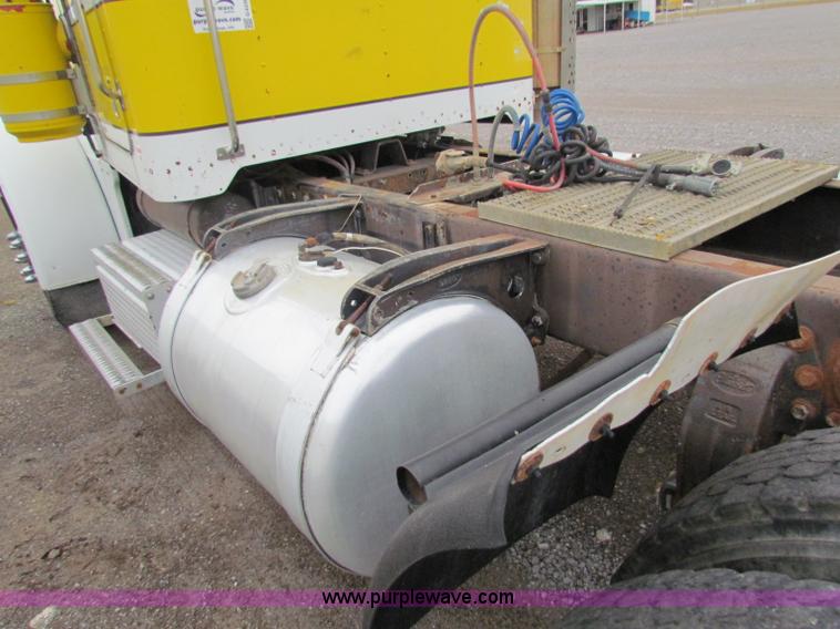 image for item G4336 1989 Peterbilt 379 semi truck