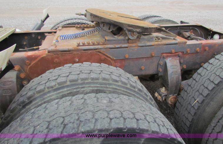 image for item G4336 1989 Peterbilt 379 semi truck