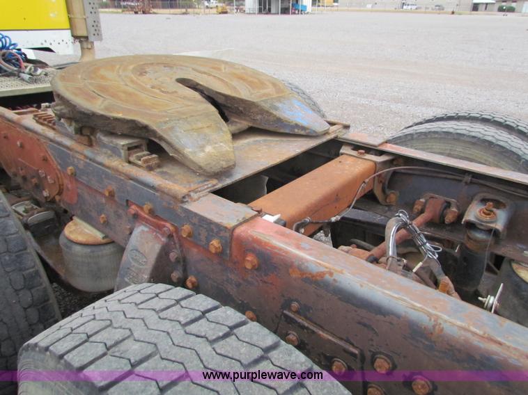 image for item G4336 1989 Peterbilt 379 semi truck