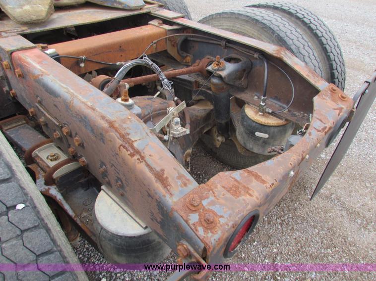 image for item G4336 1989 Peterbilt 379 semi truck