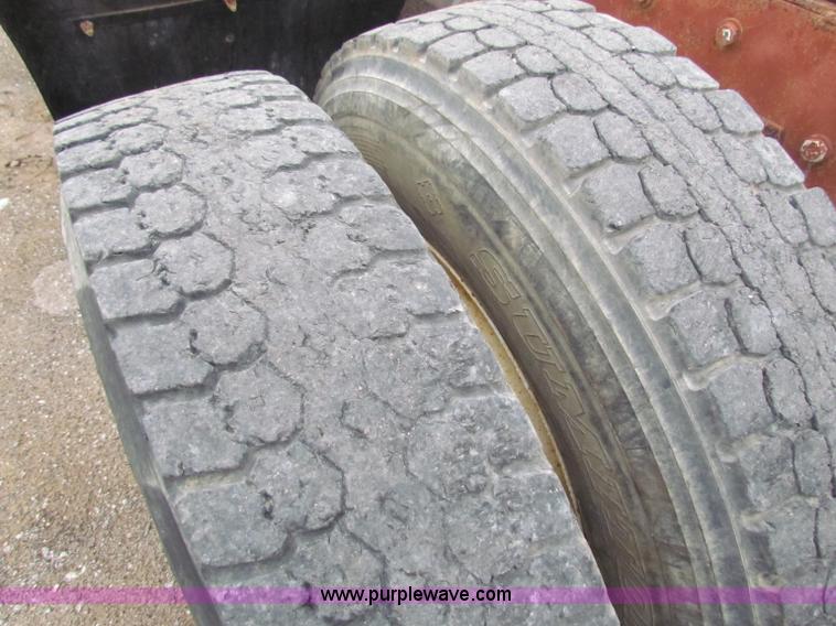 image for item G4336 1989 Peterbilt 379 semi truck