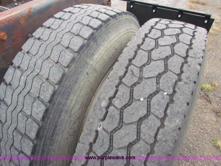 image for item G4336 1989 Peterbilt 379 semi truck