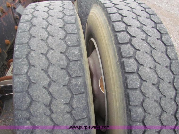 image for item G4336 1989 Peterbilt 379 semi truck