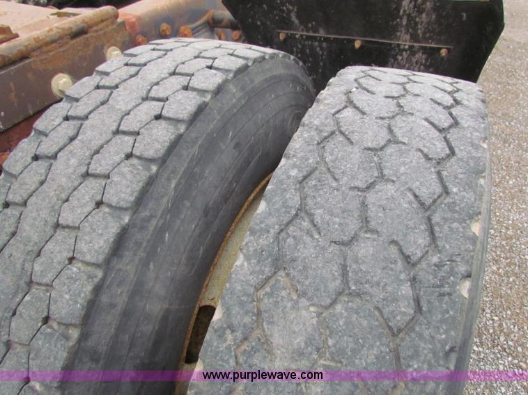 image for item G4336 1989 Peterbilt 379 semi truck