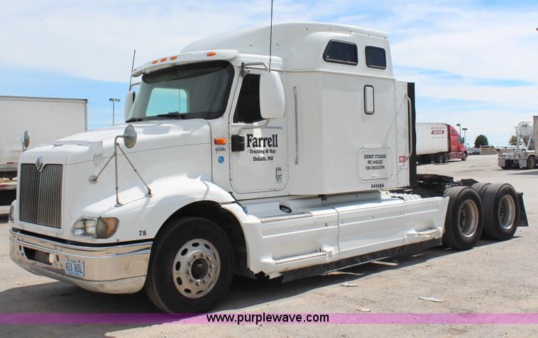 image for item H6766 2002 International 9200i semi truck