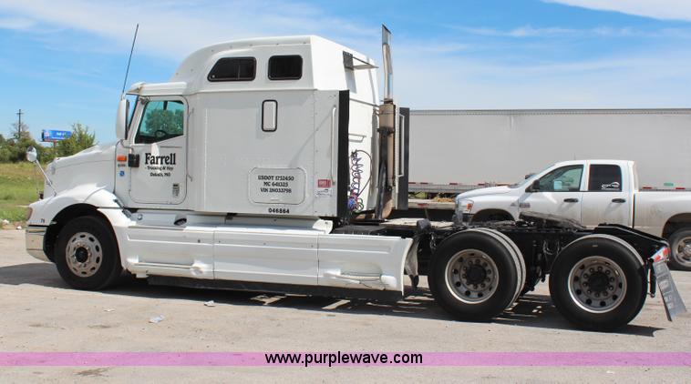 image for item H6766 2002 International 9200i semi truck