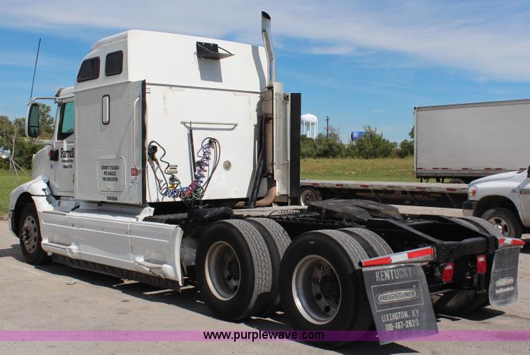image for item H6766 2002 International 9200i semi truck