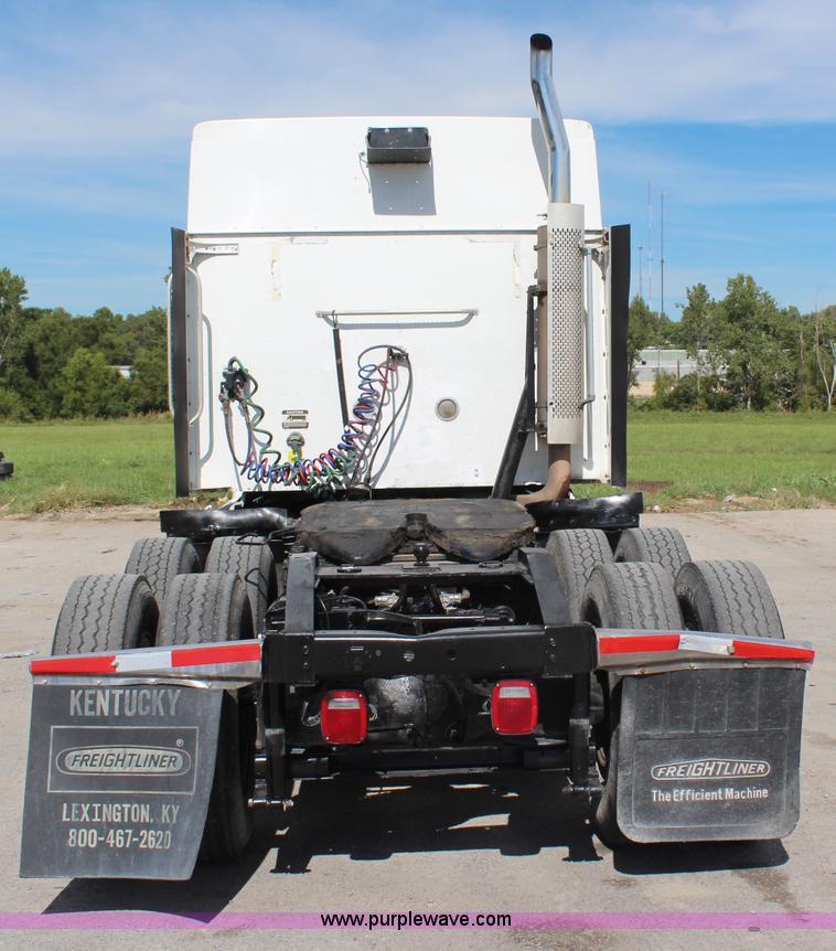 image for item H6766 2002 International 9200i semi truck