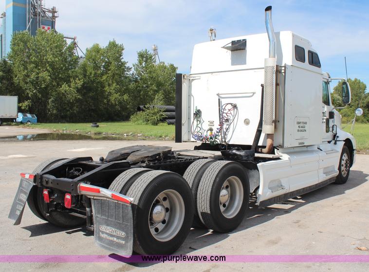 image for item H6766 2002 International 9200i semi truck