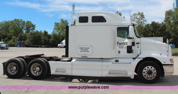 image for item H6766 2002 International 9200i semi truck