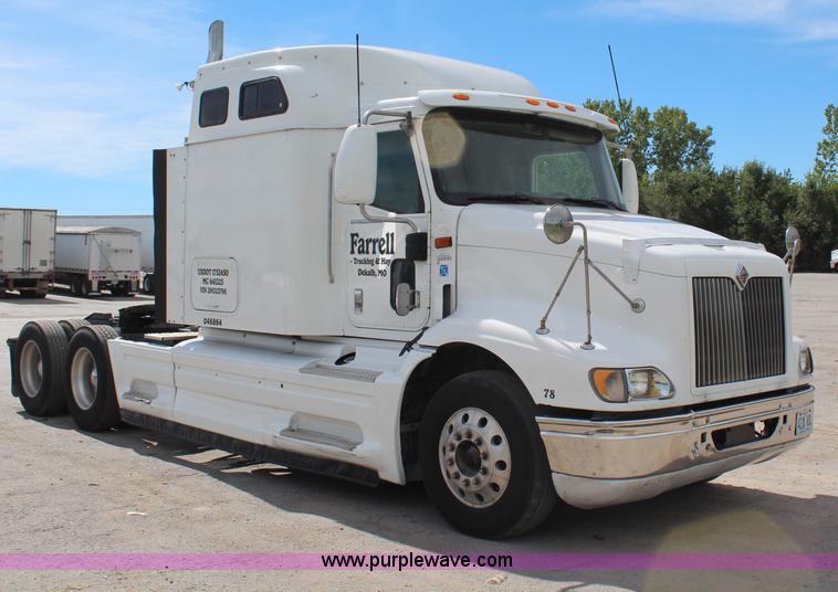 image for item H6766 2002 International 9200i semi truck
