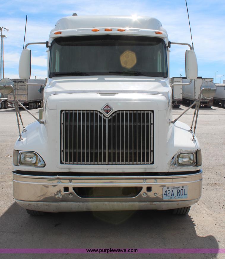 image for item H6766 2002 International 9200i semi truck