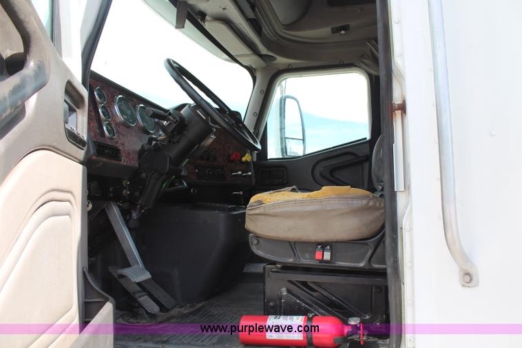 image for item H6766 2002 International 9200i semi truck