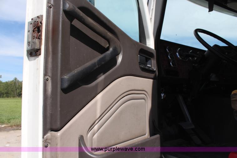 image for item H6766 2002 International 9200i semi truck