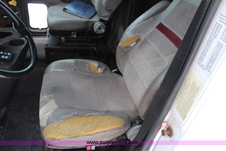 image for item H6766 2002 International 9200i semi truck