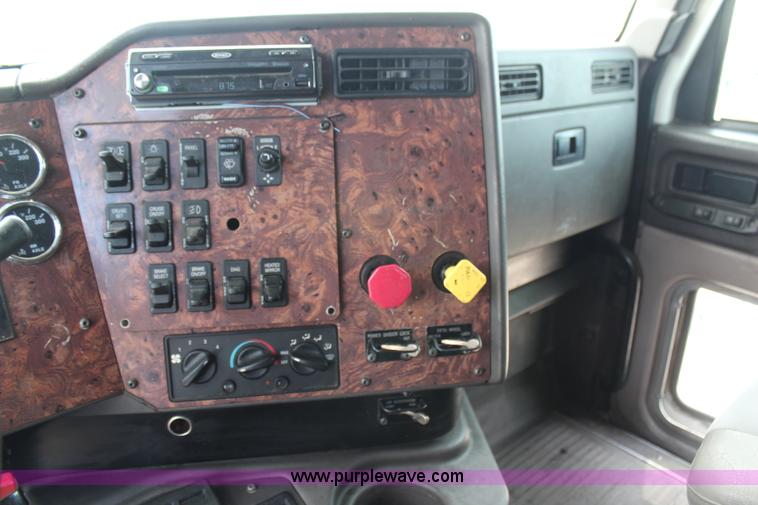 image for item H6766 2002 International 9200i semi truck