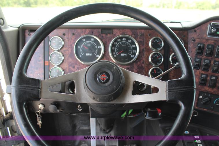 image for item H6766 2002 International 9200i semi truck