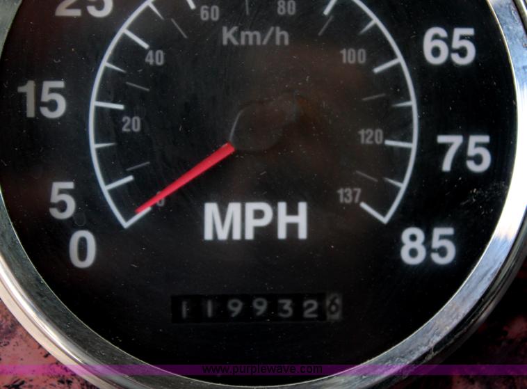 image for item H6766 2002 International 9200i semi truck