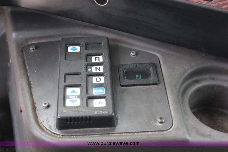 image for item H6766 2002 International 9200i semi truck