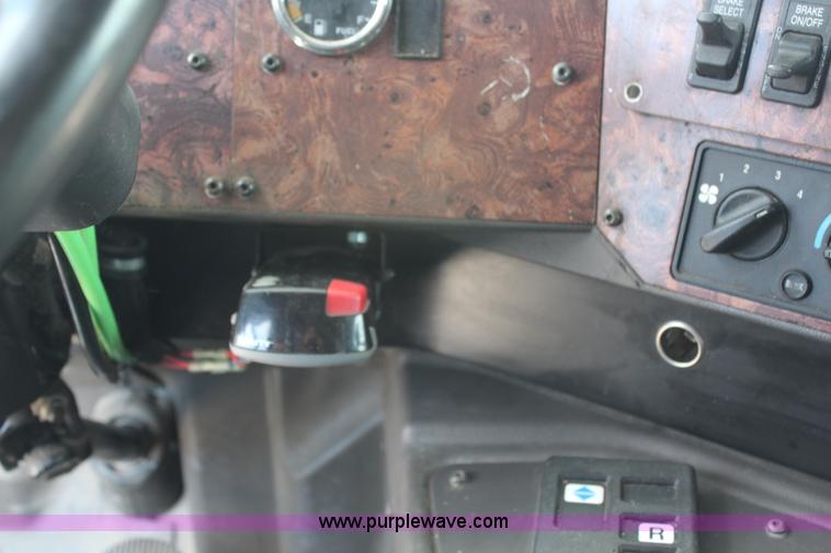 image for item H6766 2002 International 9200i semi truck