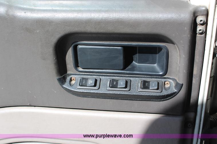 image for item H6766 2002 International 9200i semi truck