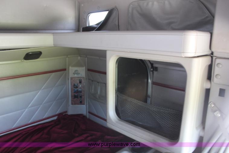 image for item H6766 2002 International 9200i semi truck