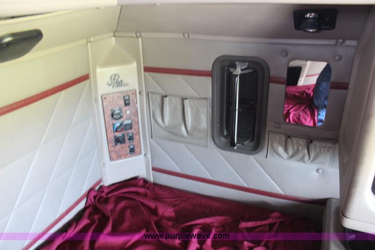 image for item H6766 2002 International 9200i semi truck