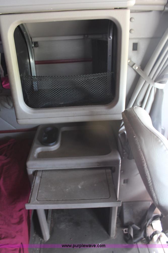 image for item H6766 2002 International 9200i semi truck