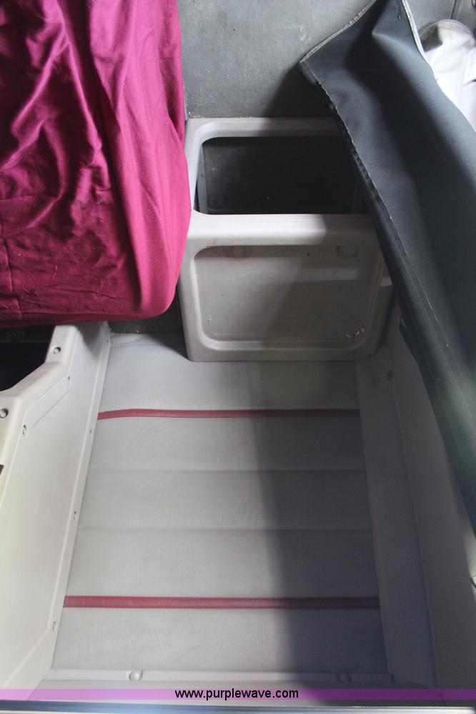 image for item H6766 2002 International 9200i semi truck