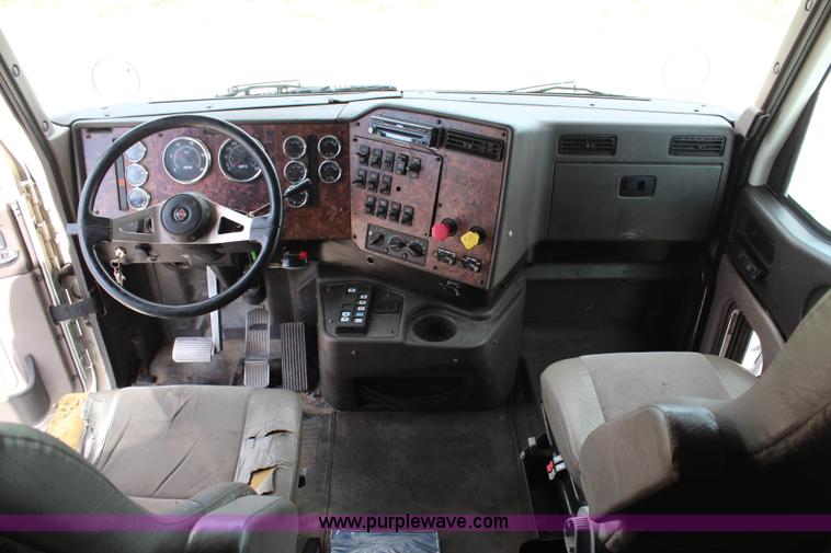 image for item H6766 2002 International 9200i semi truck